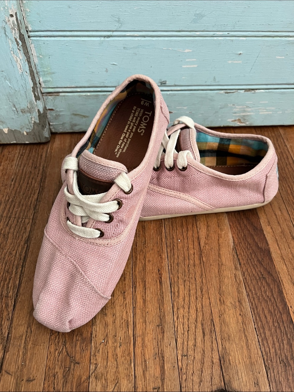 TOMS Cordones Pink Canvas Lace-Up Sneakers